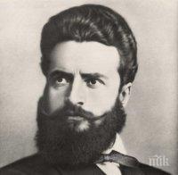 Слагат паметник на Христо Ботев в градинката пред пощата във Велико Търново