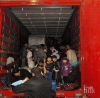 Нелегални мигранти са открити в камиона на български шофьор във Франция
