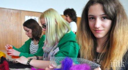 чужденци учат плъстят вълна рисуват медальони