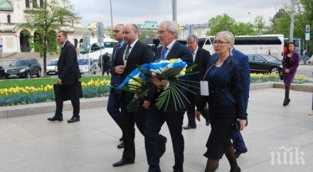 партия дост положиха венец паметника незнайния воин