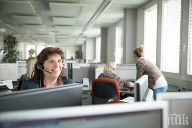 Биохимик и студент по икономика се сприятеляват на работното си място в кол центъра на ЕОС България