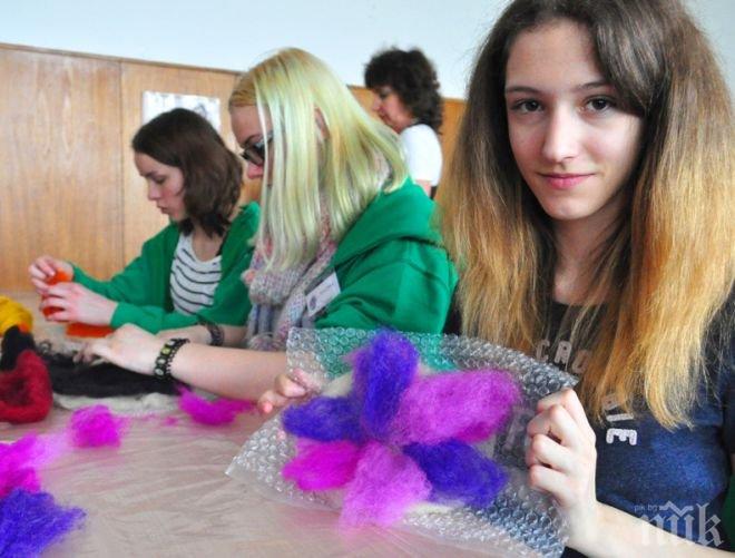Чужденци се учат да плъстят вълна и да рисуват върху медальони