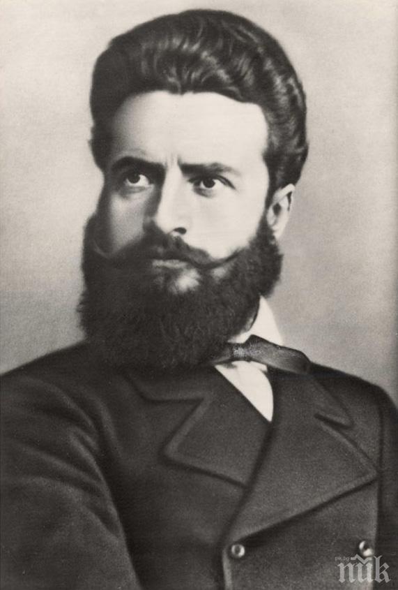 Слагат паметник на Христо Ботев в градинката пред пощата във Велико Търново