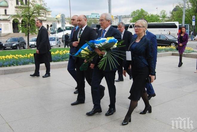 От партия ДОСТ положиха венец пред Паметника на Незнайния воин