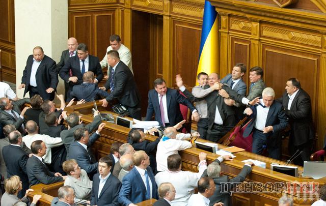 Сигнал за бомба опразни украинския парламент