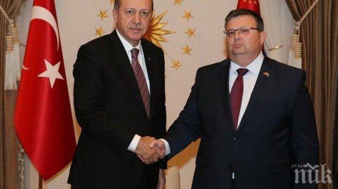 ПОЗОРНО, ЦАЦАРОВ! Арестувахте ловеца на бежанци. Баба Меркел и Протестна мрежа ви ръкопляскат, но народът няма да прости...