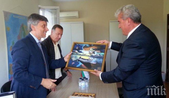 Посланикът на Гърция участва в кръгла маса във ВТУ