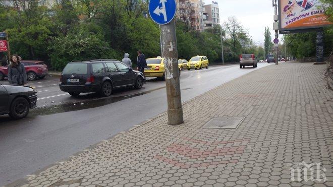 ПЪРВО В ПИК! Поредна катастрофа на бул. Черни връх! Три коли се надъниха на шосето (обновена и снимки)
