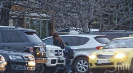 пик ретро безобразие жени калканджиева зарязва детето таксита годишният жорко вози сам непознати папарашки снимки