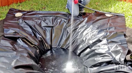 изкопа дупка двора един час късно нейно появи красиво езеро