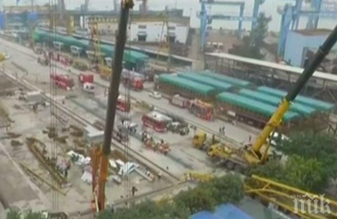 Кран падна в Китай, уби 12 души (видео)