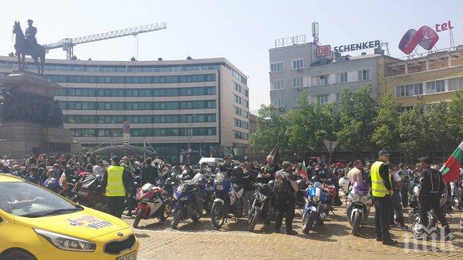 САМО В ПИК! Моторист се преби по време на протеста (снимки)
