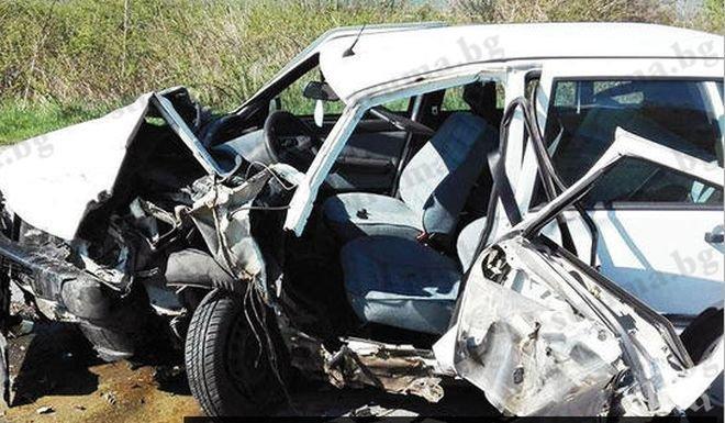 Драма край Дупница ! Смачкан автомобил заклещи стоматолог, пожарната реже колата, за да го извади 