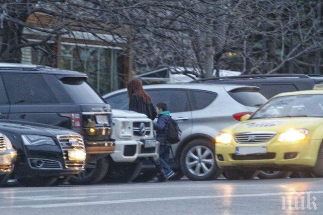 САМО В ПИК И РЕТРО! БЕЗОБРАЗИЕ! Жени Калканджиева зарязва детето си в таксита! 6-годишният Жорко се вози сам при непознати (папарашки снимки)