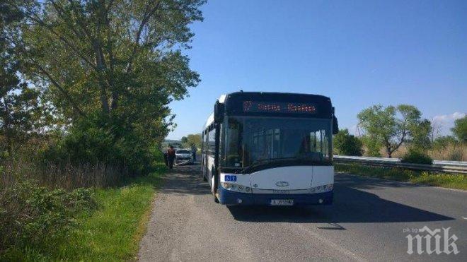 Автомеле в Бургас! Кола се натресе в автобус на изхода на града