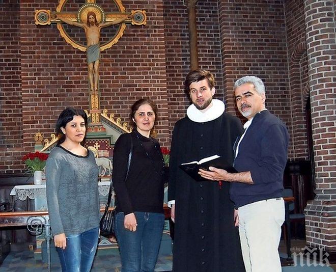 Нова стратегия сред бежанците: Покръстват се, за да взимат по-лесно помощи  