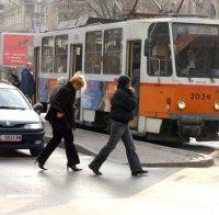 Меле в градския транспорт в София! Пътник без билет и контрольор се биха на площад 