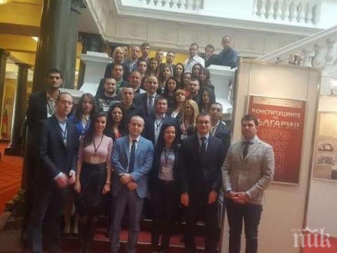 Цветанов и Цецка Цачева се срещнаха с младежи от ГЕРБ-София