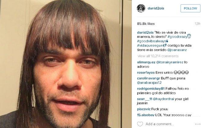 Защитник на Барса дегизиран като жена: Загубата от Атлетико не е краят на света