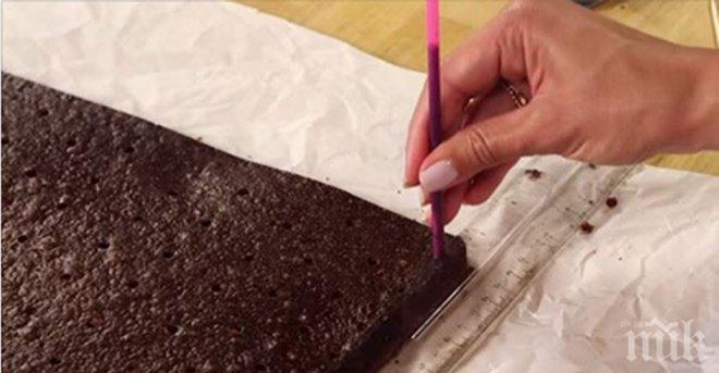 Тя използва сламка, за да направи няколко дупки в тортата. Когато видиш защо, ще опиташ и ти!