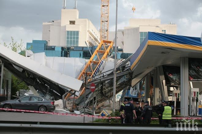Една от пострадалите при падането на крана е с комоцио