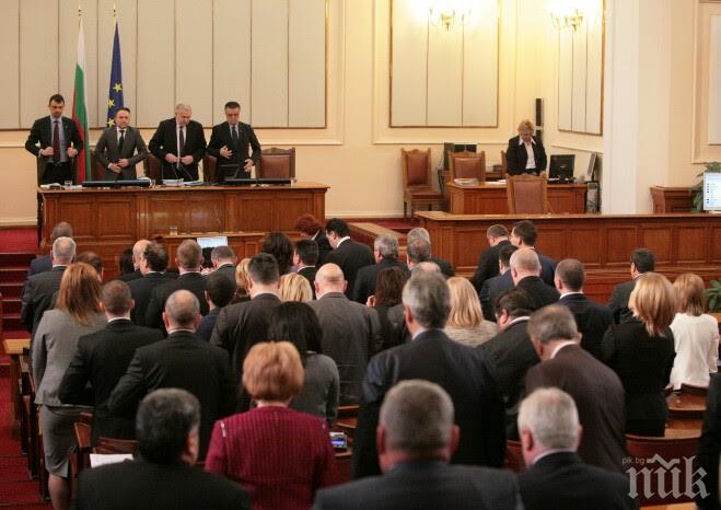 Депутатите ще умуват върху три законопроекта, свързани с бившата ДС