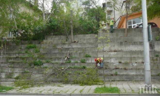 Укрепиха бетонни стени на булеварда срещу Гранд хотел “Шумен”