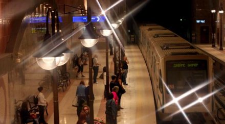 мъж хвърли релсите метрото