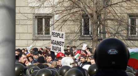 протестиращи нападнаха парламента искат оставката правителството жандармите бият