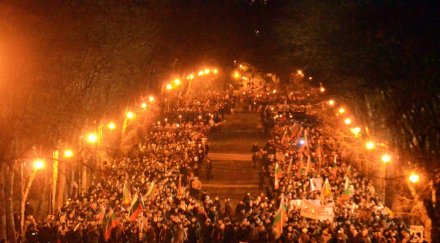 протестиращите счупиха стъкла сградата чез варна