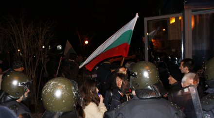 жандармерия машини блокира гръб 2000 протестиращи