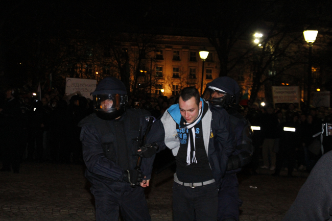 Вижте кадри от бунта пред парламента