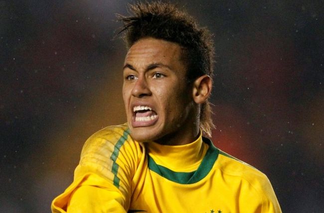 Неймар раздава ритници по време на мач в Бразилия (Видео)