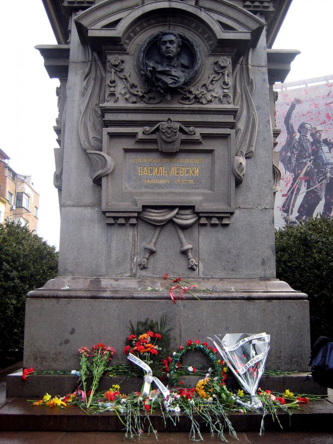 Тършуват в чантите за оръжие до паметника на Левски