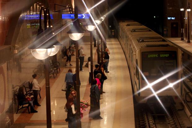 Мъж се хвърли под релсите на метрото