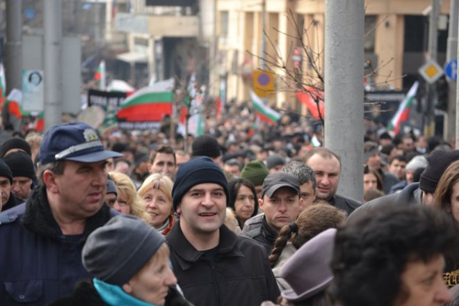 Партиите се напъват да употребят протеста