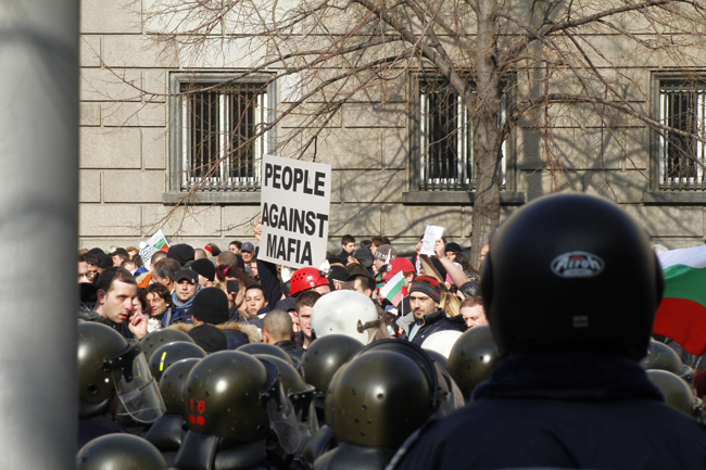 Протестиращи нападнаха парламента, искат оставката на правителството. Жандармите бият!