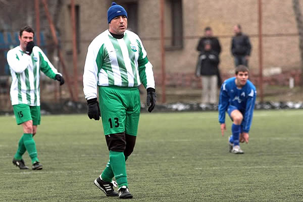 Бойко ритал футбол, докато 100 000 българи се бунтуваха в неделя