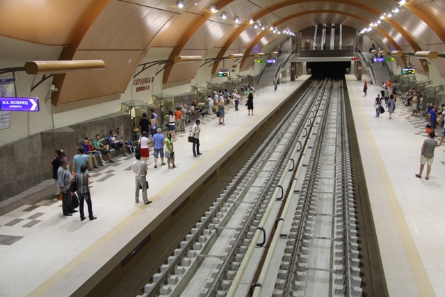 Скочилият пред метрото бил пиян