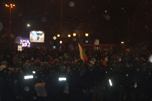Летят бомби на ул. Московска! Гражданска война?