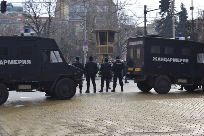 Бунтът е подпрян от жандармерия до Университета