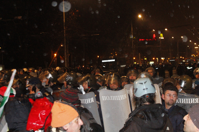 ИТАР-ТАСС: Протестите срещу скъпия ток в България стигнаха до кървав бунт 