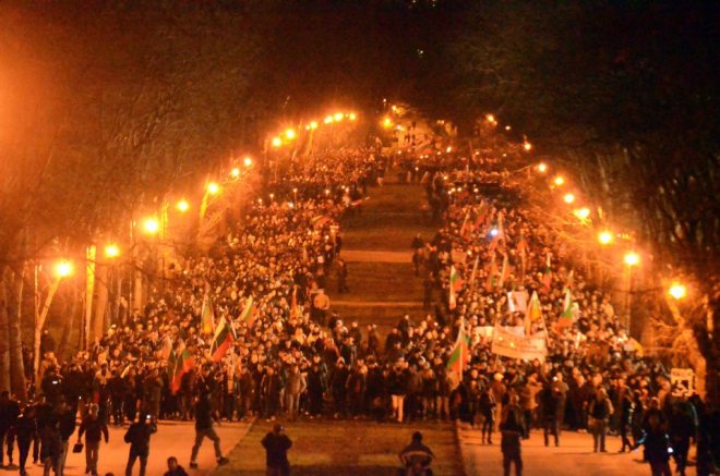 Протестиращите счупиха стъкла в сградата на ЧЕЗ във Варна 