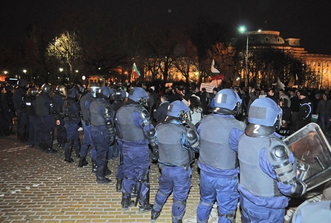 Стрелба с газов пистолет срещу протестиращи в София