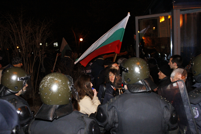 Жандармерия с машини блокира в гръб 2000 протестиращи 