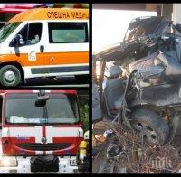 EКСКЛУЗИВНО! Зверска катастрофа в Пловдив! Две коли се сблъскаха, едната се вряза в ограда на кооперация. Хвърчат линейки и пожарни! 
