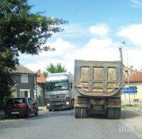 Жители на бунт заради лош път: Ще блокираме постъпите към 