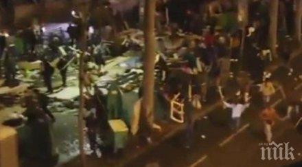 бежанци въоръжени метални пръти нападнаха доброволци мигрантски лагер париж