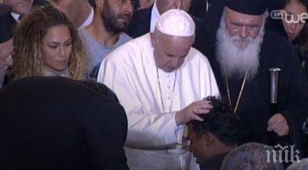 бежанец падна колене папата проплака отче благослови