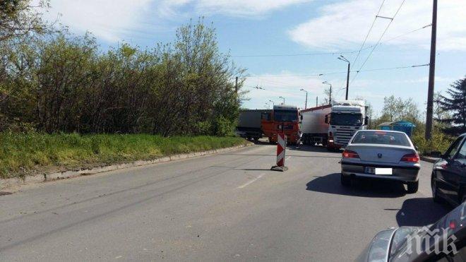 Ад на Аспаруховия мост! Две катастрофи блокираха движението (обновена и снимки)